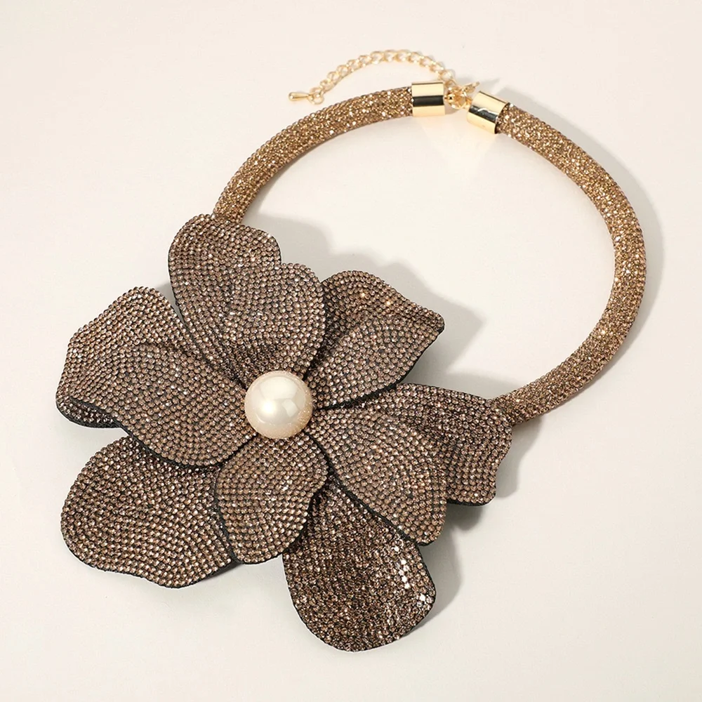 Elegant Gold Floral Necklace - Picture 2 of 3